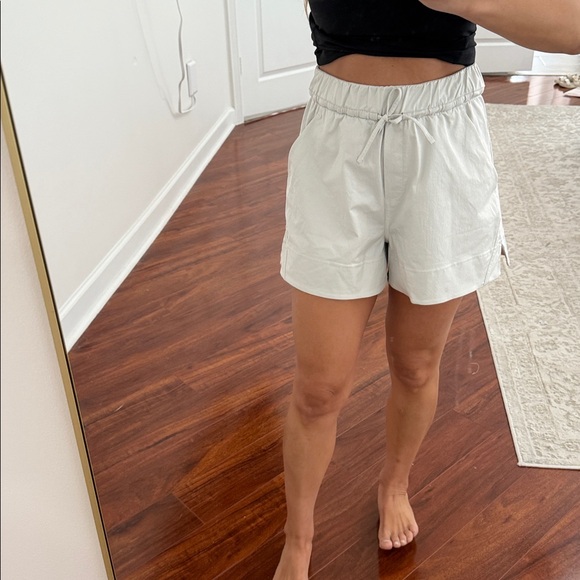 EUC Lululemon Cinchable Waist High-Rise Woven Short 3.5" - Picture 1 of 3